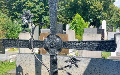 Friedhofskreuz aus Schmiedekunst